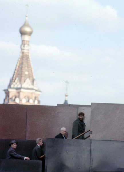 Самые яркие моменты путешествия Фиделя Кастро по СССР.

Больше..2