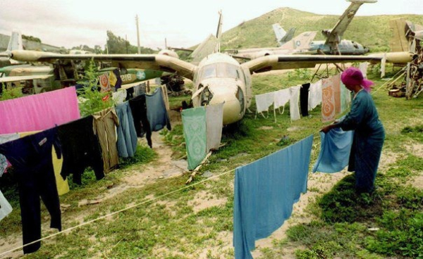 Сомалийская женщина вывешивает белье среди военных самолетов в..0