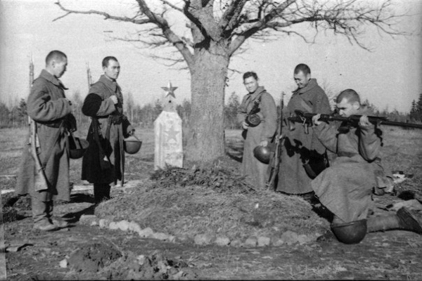 Советские солдаты на могиле боевого товарища на Западном..0