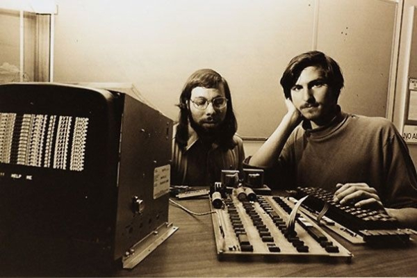 Стив Возняк и Стив Джобс, 1976 год.

..0