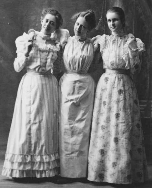 Три сестрицы, Канзас, 1898 год.

..0