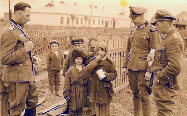 Трое унтер- и обер-офицеров пехоты Вермахта смотрят на..0