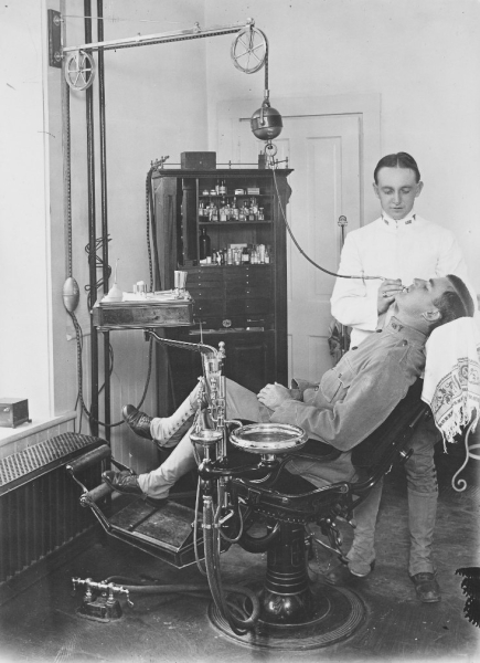 У дантиста, 1905 год.

..0