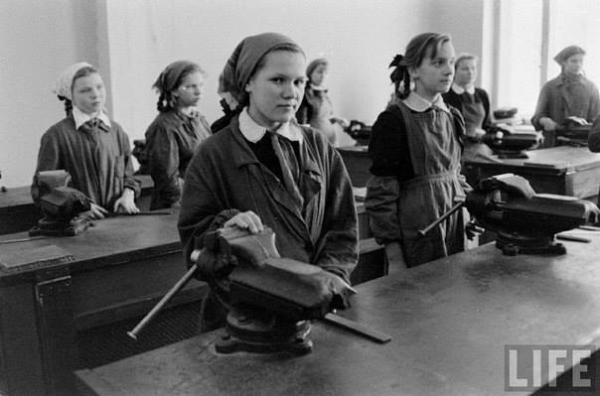 Урок труда у девушек в советской школе, 1962 г.

Больше исторических..0