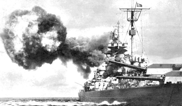 Выстрел из орудий башни «Цезарь» немецкого линкора «Тирпиц», 1941..0