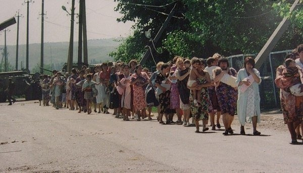 Заложники выходят из больницы в Буденновске, 1995..0
