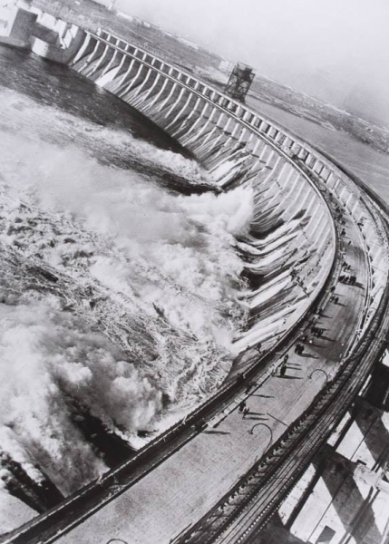 10.10.1932 заработал ДнепроГЭС. Главным консультантом проекта был..0