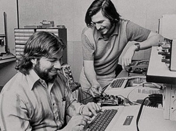 1.04.1976 — Великий день! Стив Джобс и Стив Возняк основывают «Apple..0