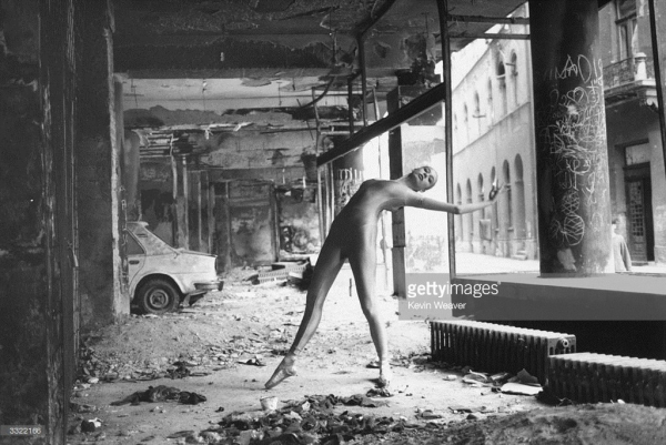 18-ти летняя балерина Нина Брулик танцует на руинах уничтоженного..0