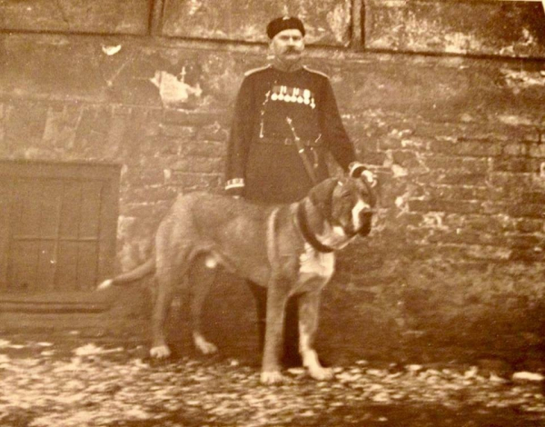 A 19th century Russian with his Medelyan (Russian mastiff). 
Русские медвежьи собаки..0