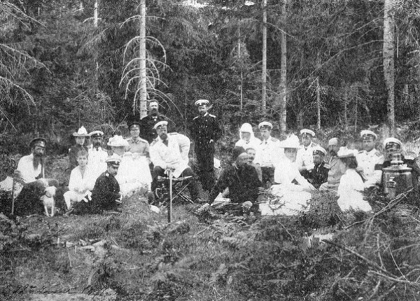 Александр III с придворными на пикнике.

..0