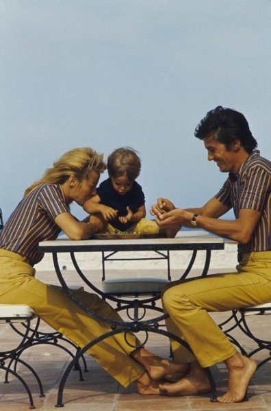 Ален Делон, его жена Натали и сын Энтони, Сен–Тропе, 1966..1