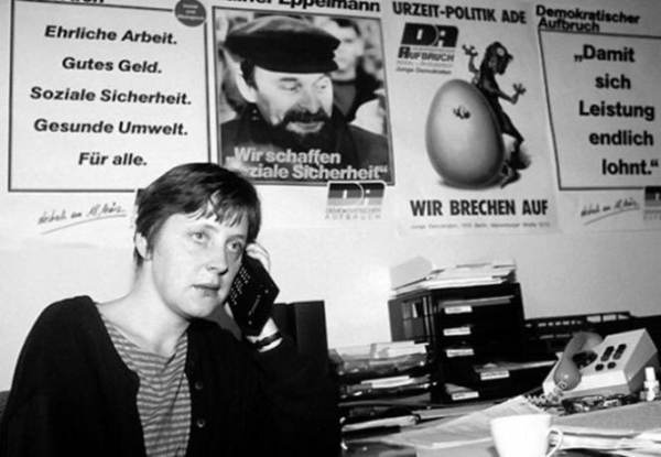 Ангела Меркель. С крутой мобилой. Пейджера не хватает. Германия...0