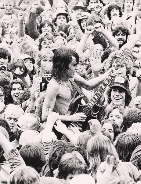 Angus Young (AC/DC), 1978 год.

..0