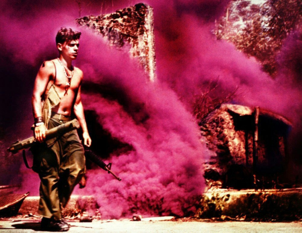 Боец 101-ой воздушно-десантной дивизии США идет через..0