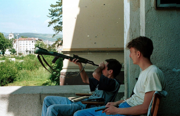 Боснийские ополченцы охраняют музей, Сараево, Босния, 22 мая 1992..0