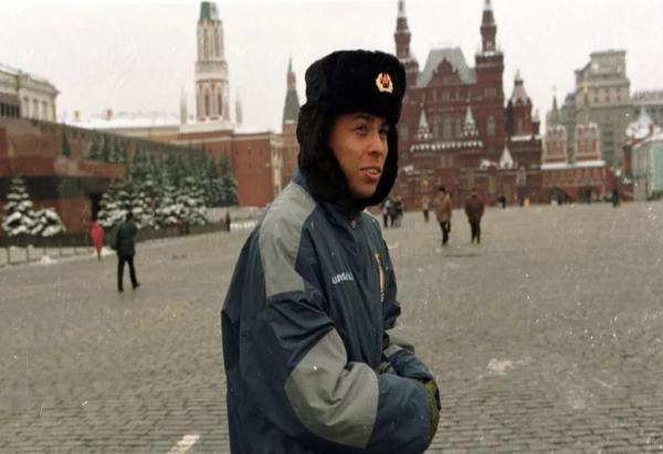 Бразильский футболист Роналдо на Красной площади, Москва, 1998..0