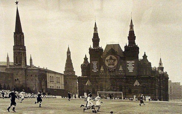 Футбол на Красной площади. 1930-е. Москва. СССР. 

Больше..0
