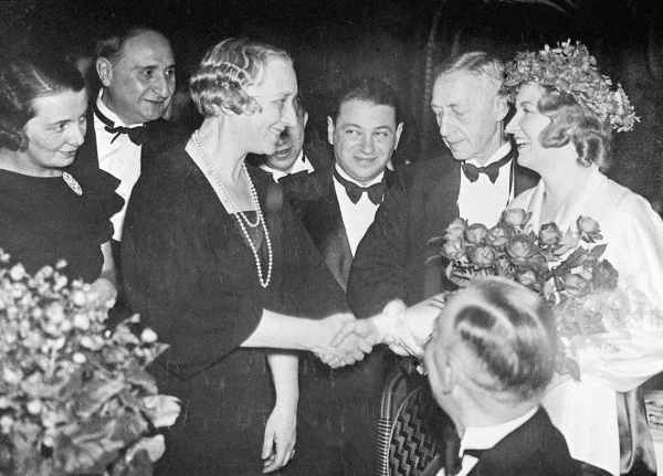 Галина Кузнецова, Вера Муромцева и Иван Бунин на церемонии..0