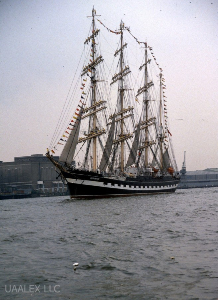 Гонка парусников Катти Сарк. Лондон, 1989 год. 

Четырехмачтовый..1