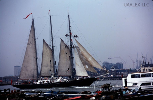 Гонка парусников Катти Сарк. Лондон, 1989 год. 

Четырехмачтовый..2