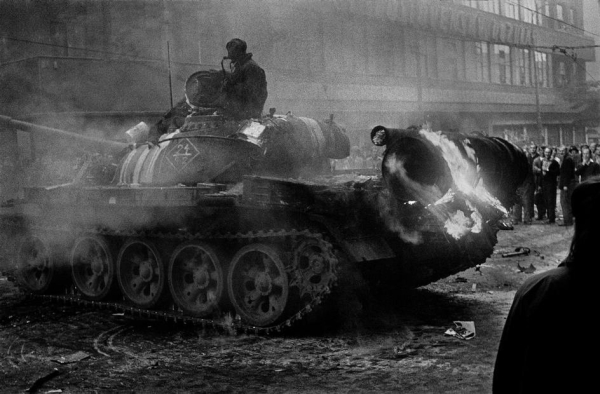 Горящий советский танк на улице Праги, Чехословакия, август 1968..0