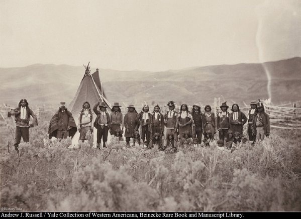 Групповой портрет индейцев племени Шошонов. США. 1860 г. 

Больше..0