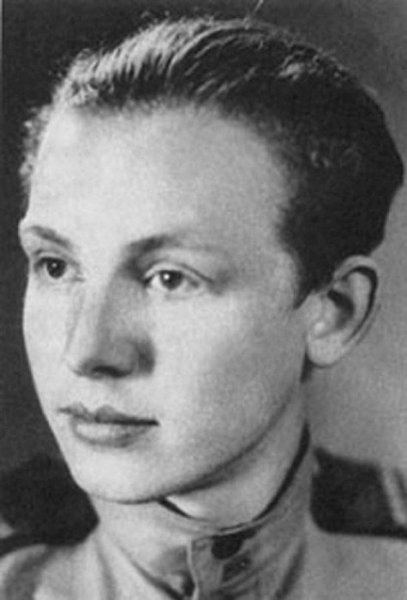 Гвардии сержант Иннокентий Смоктунович (1925-1994), известный позже..0