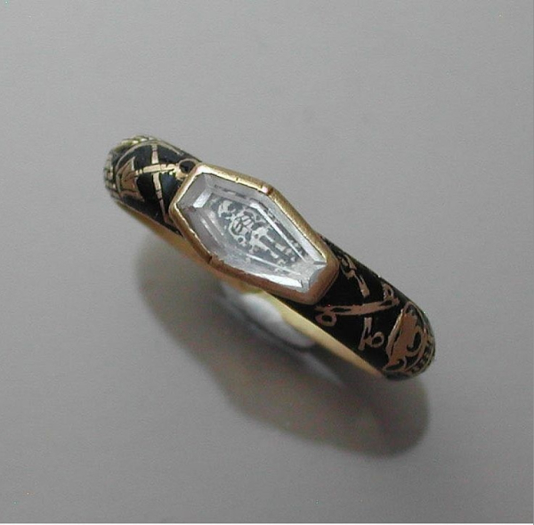 Интересно, что кроме обручальных колец существовали и траурные..7