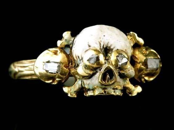 Интересно, что кроме обручальных колец существовали и траурные..2