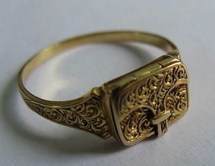 Интересно, что кроме обручальных колец существовали и траурные..9