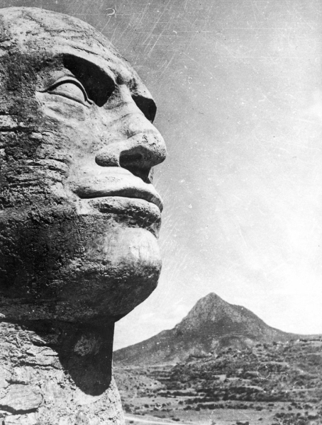 Изображение Бенито Муссолини в виде сфинкса, созданное..0