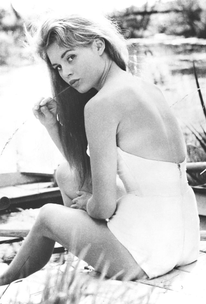 Юная Брижит Бардо.

..2