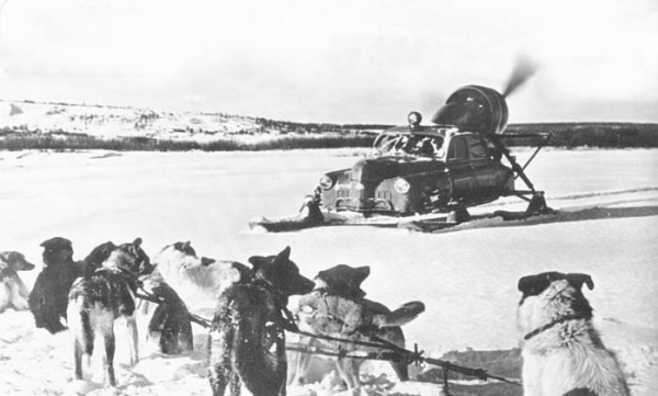 Камчатка. Автомобиль ЗИМ, установленный на лыжи с авиационным..0