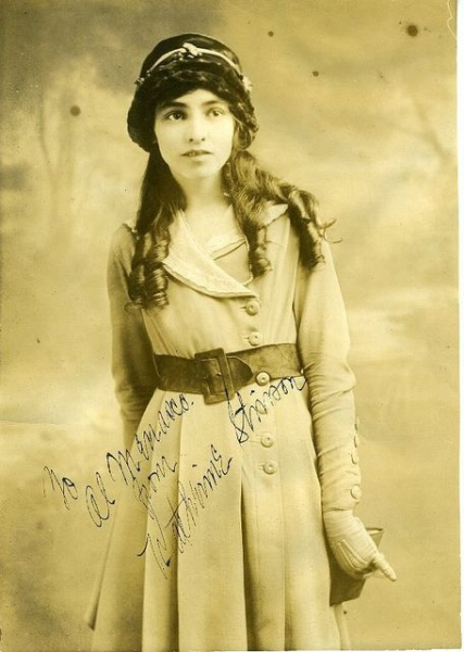 Katherine Stinson - четвёртая женщина-пилот, получившая официальную..0