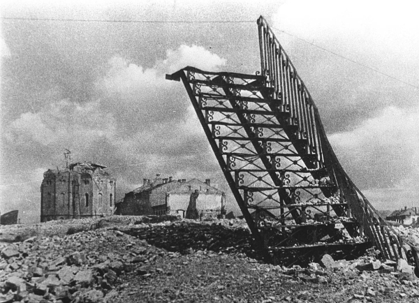 Лестница, оставшаяся от жилого дома, Витебск, БССР, июнь 1944..0