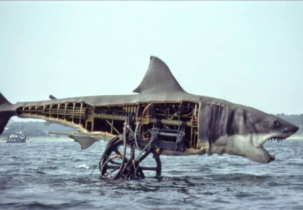 Механическая акула на съемках фильма 