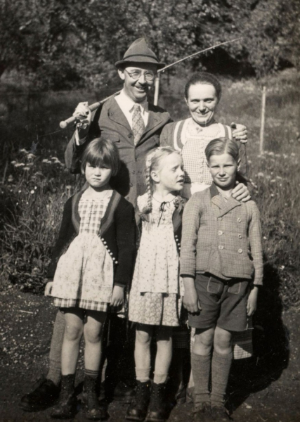 Нацистская верхушка: семейные хроники.
 
Что означает — быть в..0