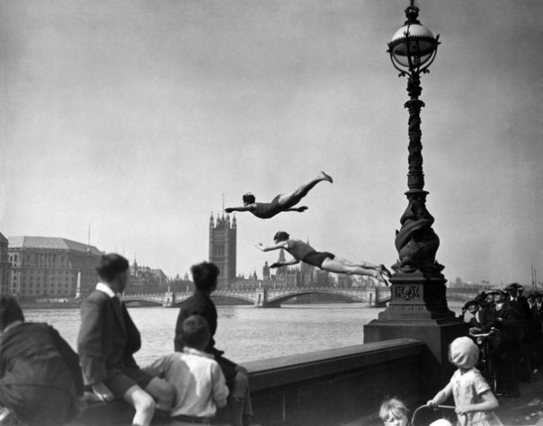 Ныряльщики прыгают в Темзу.

1934 год.

..0