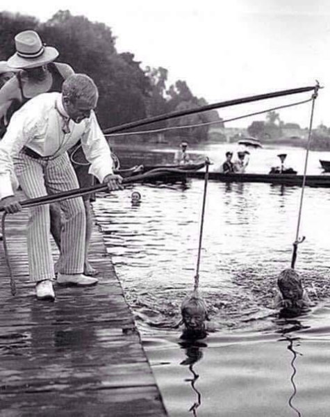Обучение плаванью...
Напомнило, как Есенин писал о своем учении..0