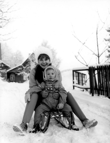 Одри Хепбёрн со своим сыном Шоном Феррером, 1962 год.

Больше..0