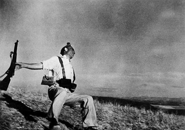 Падающий испанский солдат. Фото Robert Capa. Гражданская война в..0