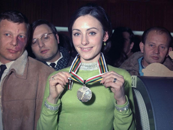 Пегги Флеминг (США) радуется завоёванной медали. Олимпиада...0