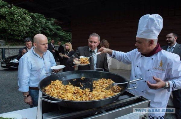 Порошенко и Олесь Бузина с удовольствием кушают то, что даёт им..1
