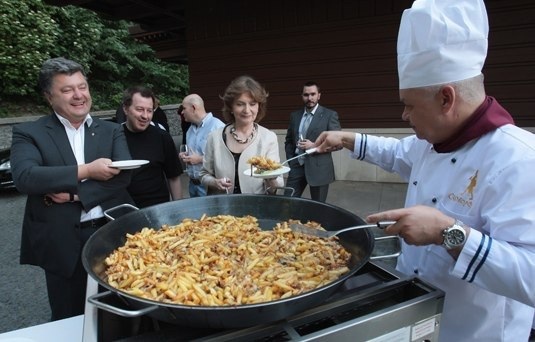 Порошенко и Олесь Бузина с удовольствием кушают то, что даёт им..0