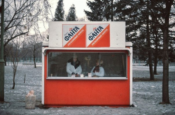 Продажа популярного газированного напитка. Москва. СССР. 1984г...0