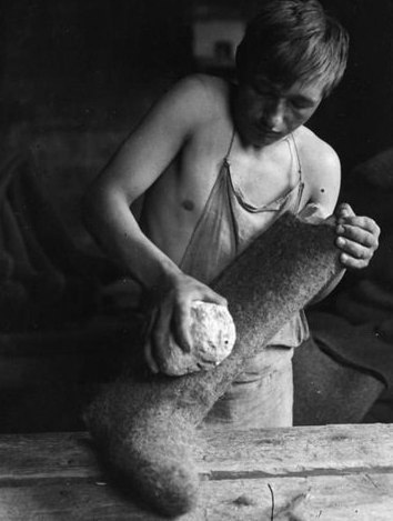 Производство валенок обработка пемзой, Кимры, 1930-е.

Больше..0