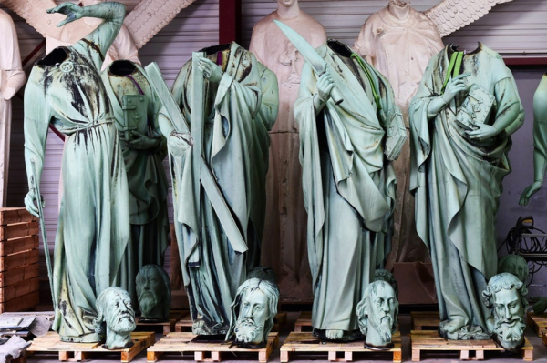 Разобранные статуи из собора Парижской Богоматери.

Больше..0