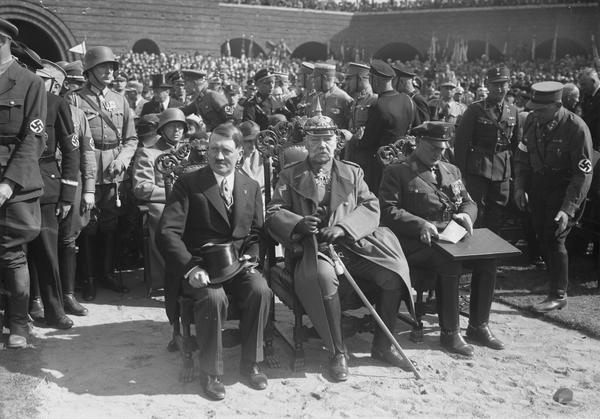 Рейхсканцлер Гитлер, президент Гинденбург и министр Геринг на..0