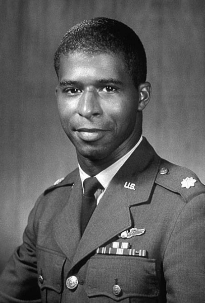 Роберт Лоренс, первый темнокожий астронавт, 1967 год.

Больше..0